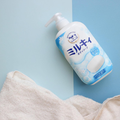 Sữa Tắm Dưỡng Trắng Mịn Da Hương Hoa Cow Milky Body Soap Pump Chiết Xuất Sữa Bò Tươi Refil 400mL