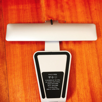 Đèn led chống cận để bàn kiểu dáng thời trang siêu mỏng  sạc pin - màu giao ngẫu nhiên