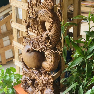 Tượng con rồng ,nhất long vờn ngọc trang trí phong thủy , bằng gỗ gù nu hương hàng siêu đẹp đục kỹ kt cao 120 _(105)×50×15cm