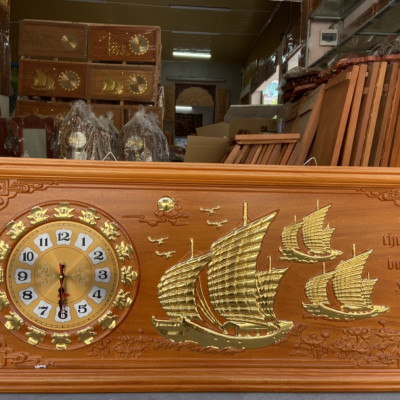 Tranh đồng hồ treo tường khắc thuận buồm xuôi gió bằng gỗ gõ đỏ kt 41×97×4cm