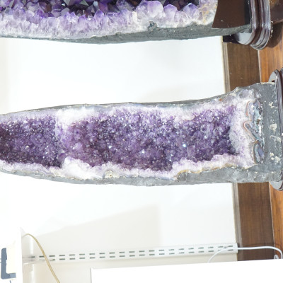 Hang Đá Thạch Anh Tím Amethyst Phong Thủy Đế Gỗ Tự Nhiên 74x18x20cm