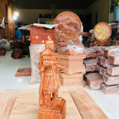Tượng hoàng đế quang trung bằng gỗ hương đá kt cao 20×7×6cm