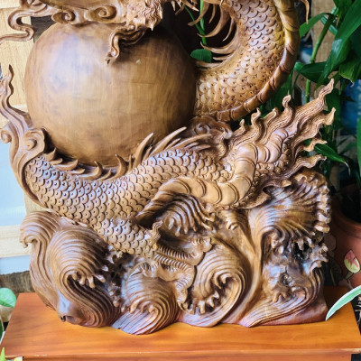 Tượng con rồng ,nhất long vờn ngọc trang trí phong thủy , bằng gỗ gù nu hương hàng siêu đẹp đục kỹ kt cao 120 _(105)×50×15cm