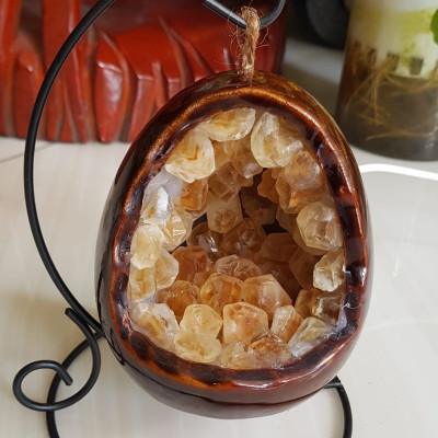 Miếng thạch anh Vàng tự nhiên hốc sâu có đế kiểu có đèn điện công dụng hút tài lộc cả chân Cao 16cm đk 12cm miếng Vàng cao 10cm đk 8cm Anh Chị để bàn trang trí nhà bàn thờ Thần Tài và treo trong phòng làm đèn ngủ may mắn màu Vàng Anh thật sự rất tốt đẹp ạ