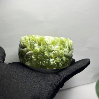 Vòng tay ngọc chạm hoa bản cối size 5.4cm của Xưởng chế tác Đá Phong Thủy Mỹ Nghệ An An