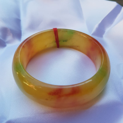 Vòng Tay Bản Hẹ Vàng Đỏ tươi bóng đẹp Size 59mm x cao 19mm x dầy 9mm  Chất liệu đá cẩm thạch  Hợp Nam Nữ mệnh Thổ mệnh Kim 60kg - 68kg đeo đẹp ạ