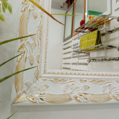 Gương soi Kibath khung màu trắng bảng 6 phân họa tiết vàng KT 60x80 cm, KB-129