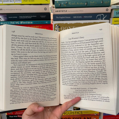 Sách - Dracula by Bram Stoker - Classics/Horror/Fiction book in English - Sách Ngoại Văn nhập khẩu