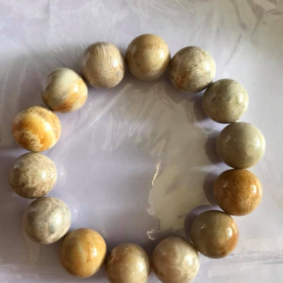 Vòng Nam Đeo size 14ly gồm 14 hạt vô cung Chât liệu SAN HÔ HÓA THẠCH  Vòng Màu vàng trắng Sáng Nam đeo tay đẹp sang tốt ạ