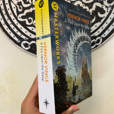 Sách - A Fire Upon the Deep by Vernor Vinge | Award-Winning SF Masterworks English Science Fiction