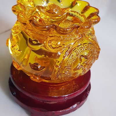 Tượng Phong Thủy Thố tụ tài mới miệng kiểu màu vàng anh tài lộc 10 thỏi xiền vàng đá lưu ly tự nhiên đế gỗ size trung đk 11cm x Cao 11cm cả đế x thố cao 7,5cm Hợp ANh Chị Mệnh Kim Thổ Thuỷ đặt bàn làm việc bàn thờ thần tài ạ