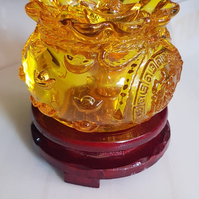 Tượng Phong Thủy Thố tụ tài mới miệng kiểu màu vàng anh tài lộc 10 thỏi xiền vàng đá lưu ly tự nhiên đế gỗ size trung đk 11cm x Cao 11cm cả đế x thố cao 7,5cm Hợp ANh Chị Mệnh Kim Thổ Thuỷ đặt bàn làm việc bàn thờ thần tài ạ