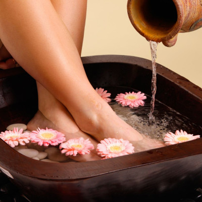 Dịch Vụ Ngâm Chân Thư Giãn Với Muối Thảo Mộc