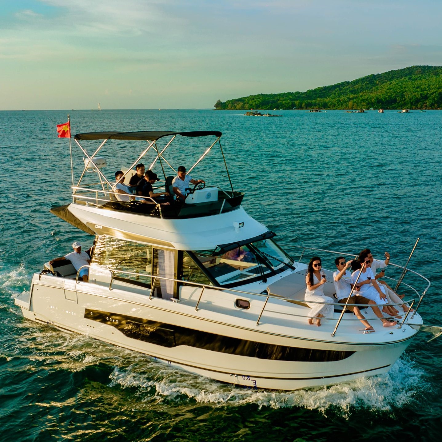 Du Thuyền Merry Fisher 1095 Thuê Riêng – 8 Khách