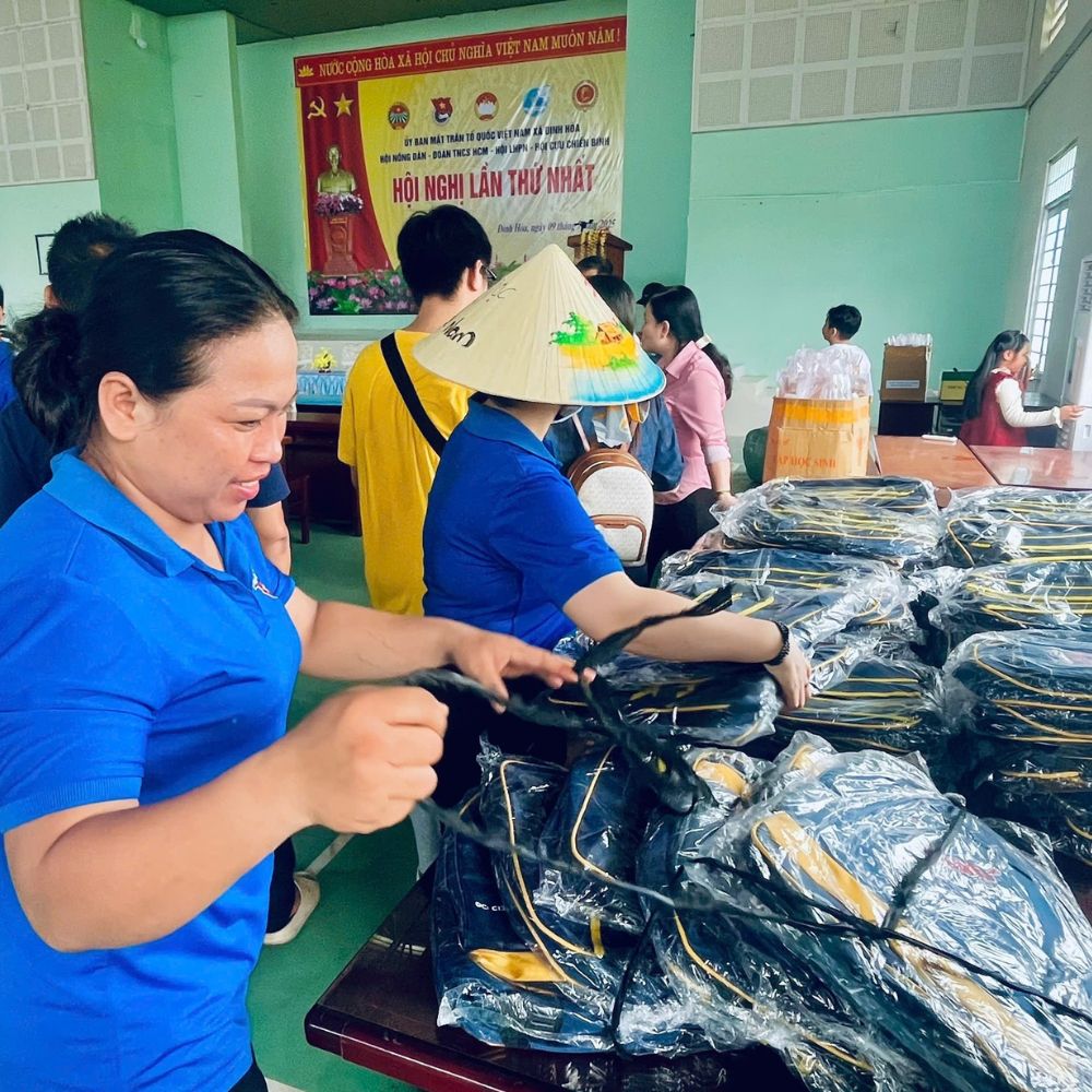 Buổi Lễ Trao Quà Cho Học Sinh Với Hoàn Cảnh Khó Khăn Tại Xã Định Hòa