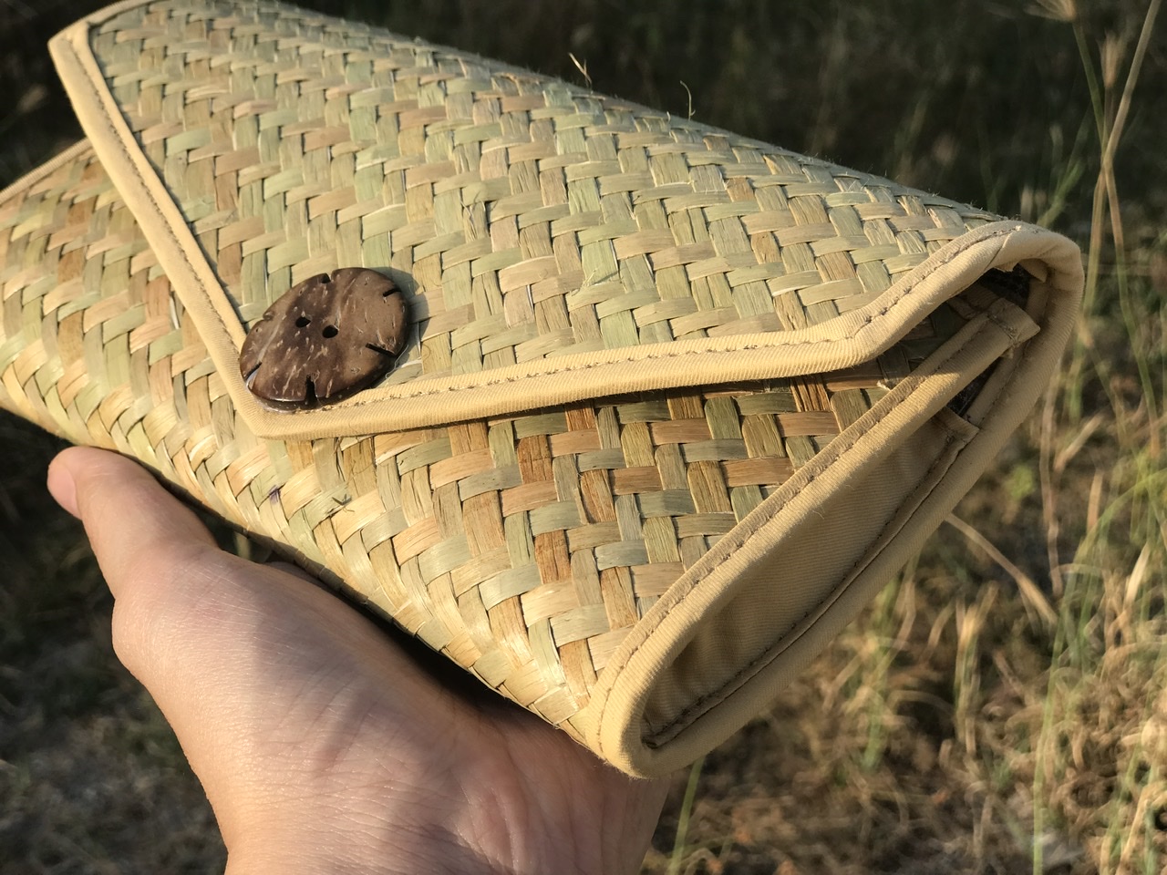 Ví Tay Cầm Tam Giác Nút Dừa