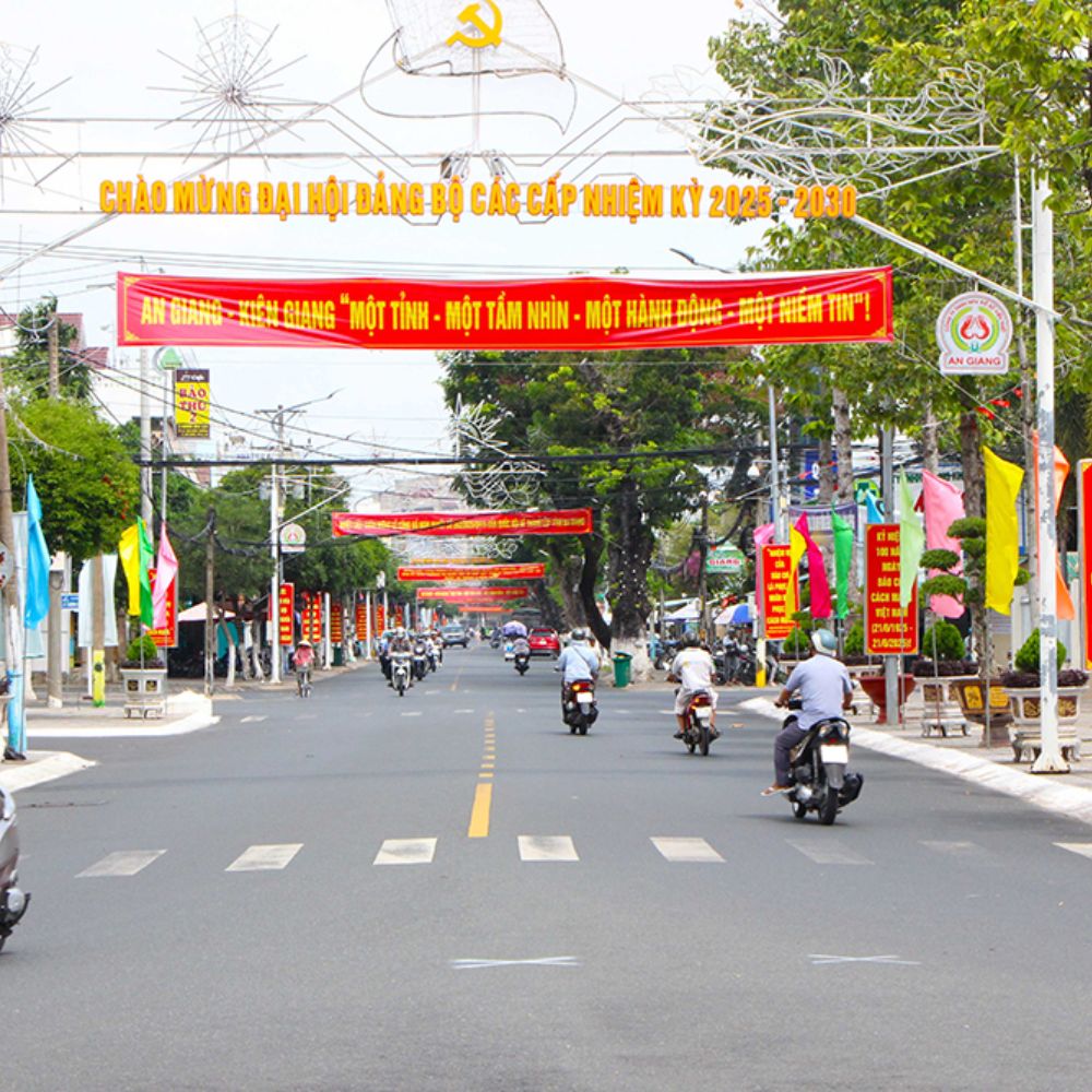 Treo Cờ Tổ Quốc Và Tuyên Truyền Chào Mừng Lễ Công Bố Nghị Quyết Của Quốc Hội Về Sắp Xếp Đơn Vị Hành Chính Cấp Tỉnh, Cấp Xã Tỉnh An Giang