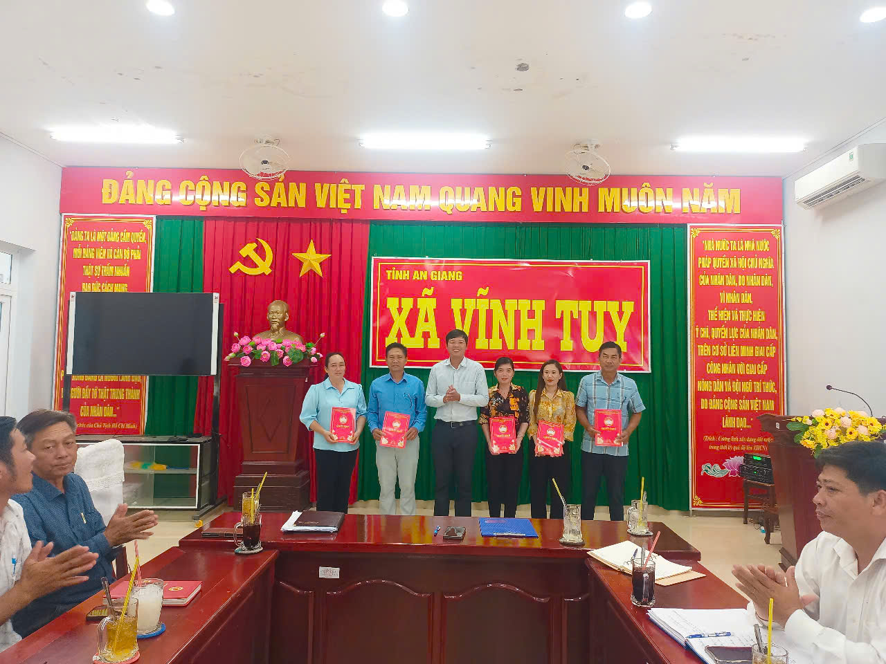 ỦY BAN MTTQ VIỆT NAM XÃ VĨNH TUY TỔ CHỨC LỄ TRAO QUYẾT ĐỊNH PHÂN CÔNG NHIỆM VỤ ĐỐI VỚI CÔNG CHỨC, NGƯỜI HOẠT ĐỘNG KHÔNG CHUYÊN TRÁCH VÀ BAN CÔNG TÁC MẶT TRẬN ẤP