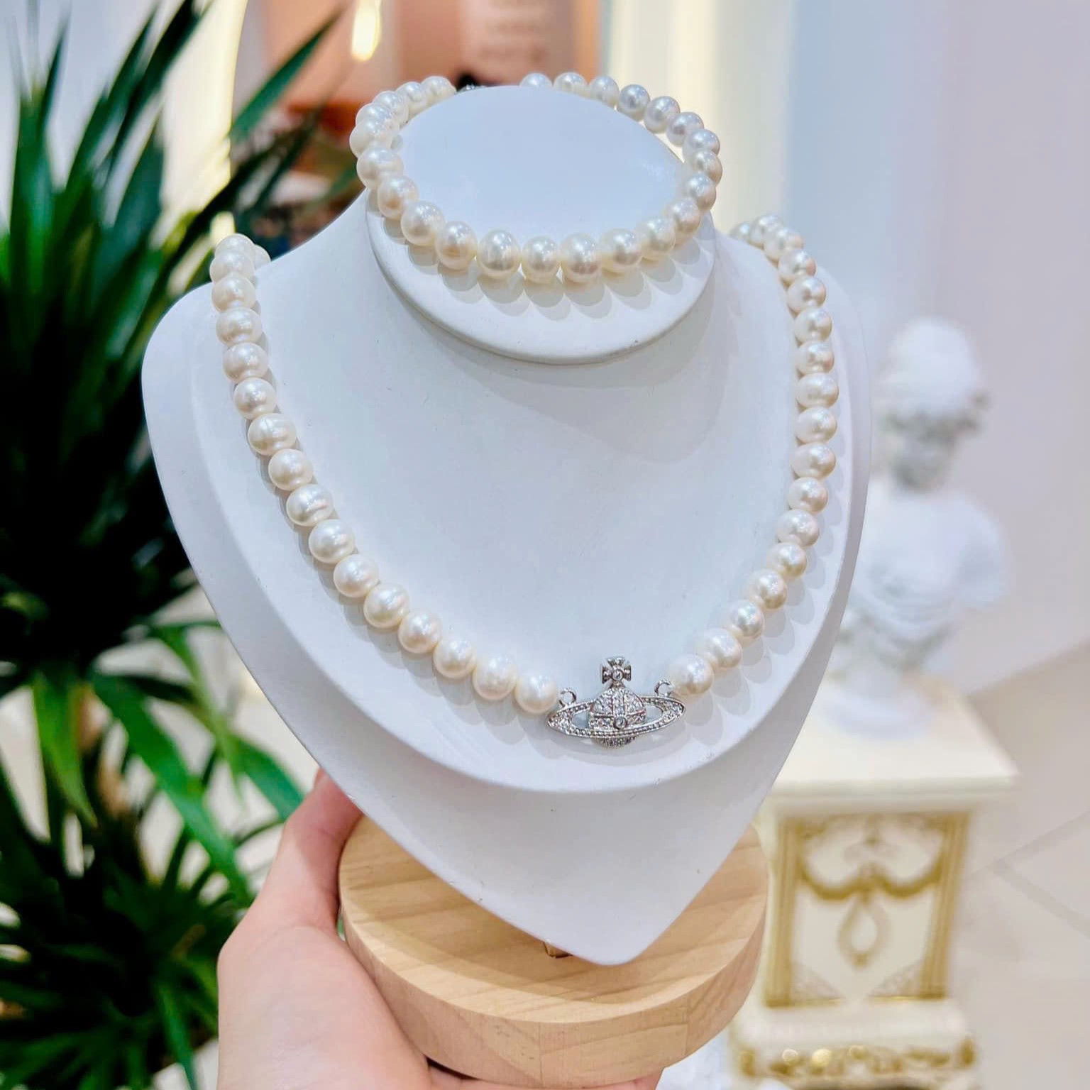 Vòng Cổ Ngọc Trai Nước Ngọt Vivienne Westwood