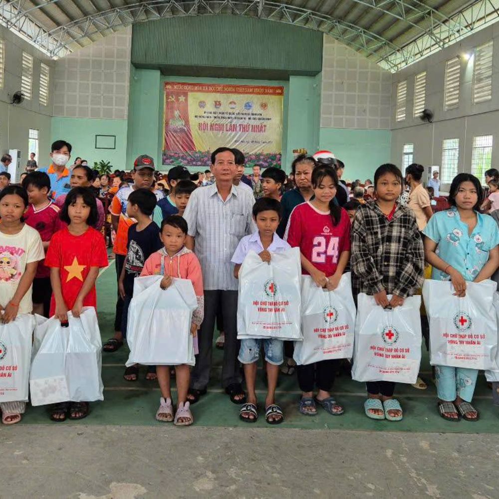 Trường Đại Học Y Dược Cần Thơ Tổ Chức Chương Trình Chia Sẽ Yêu Thương, Tại Xã Định Hoà