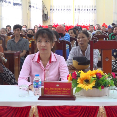 Thoại Sơn Trao 200 Phần Quà Cho Bà Con Bán Vé Số Dịp Tết Trung Thu 2025