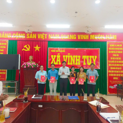 ỦY BAN MTTQ VIỆT NAM XÃ VĨNH TUY TỔ CHỨC LỄ TRAO QUYẾT ĐỊNH PHÂN CÔNG NHIỆM VỤ ĐỐI VỚI CÔNG CHỨC, NGƯỜI HOẠT ĐỘNG KHÔNG CHUYÊN TRÁCH VÀ BAN CÔNG TÁC MẶT TRẬN ẤP