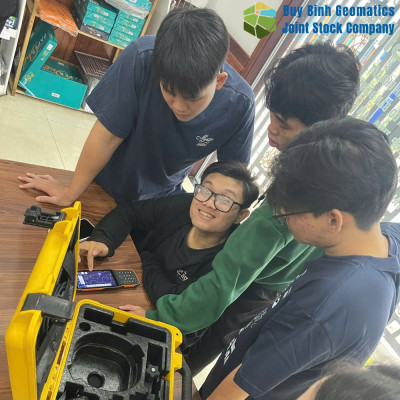 Thực Tập Sinh Tại Duy Bình – Được Thực Hành Với Máy Đo Đạc