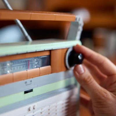 LEGO ICONS 10334 Đồ Chơi Lắp Ráp Đài Radio Cổ Điển (906 chi tiết)