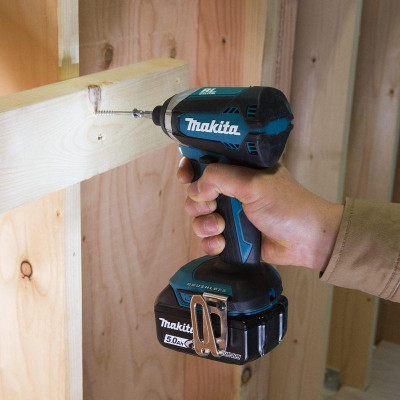 MÁY VẶN VÍT DÙNG PIN MAKITA 18V/3.0AH DTD153RFE (02 PIN LION 18V/3.0AH. – 01 ĐẾ SẠC PIN 18V NHANH.) - HÀNG CHÍNH HÃNG