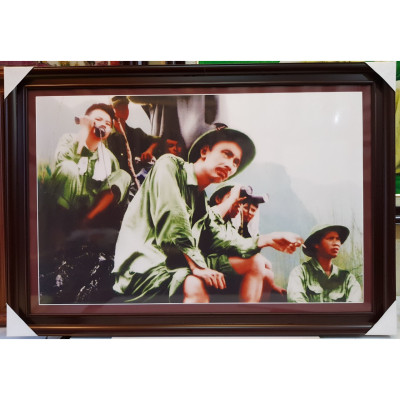 Ảnh in dầu - Bác Hồ thăm bộ đội thông tin ở mặt trận Đông Khê 1950 