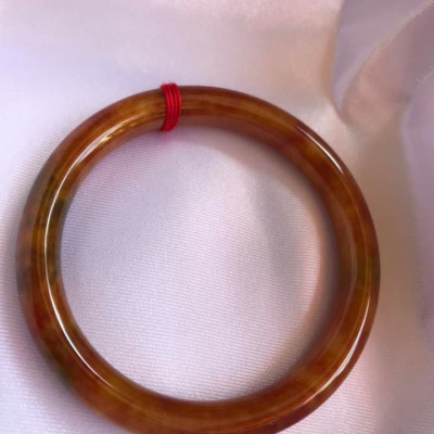CHIẾC VÒNG TAY TỨ QUÝ 52MM MỚI ĐÁ CẨM THẠCH ĐỎ CAM XÍU XÍU XANH BÔNG ĐẬM BÓNG ĐẸP Size vòng 52mm x cọng 7,0mm HỢP NỮ MỆNH HỎA THỔ CÂN NẶNG 50kg đến 56kg ĐEO Ạ