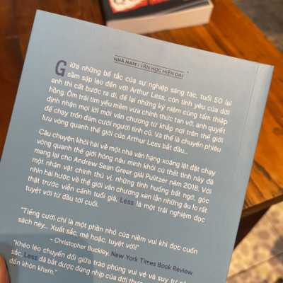 (Giải thưởng Pulitzer 2018) LESS VÒNG QUANH THẾ GIỚI CÙNG MỘT TRÁI TIM TAN VỠ - Andrew Sean Greer – Nhã Nam