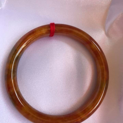 CHIẾC VÒNG TAY TỨ QUÝ 52MM MỚI ĐÁ CẨM THẠCH ĐỎ CAM XÍU XÍU XANH BÔNG ĐẬM BÓNG ĐẸP Size vòng 52mm x cọng 7,0mm HỢP NỮ MỆNH HỎA THỔ CÂN NẶNG 50kg đến 56kg ĐEO Ạ