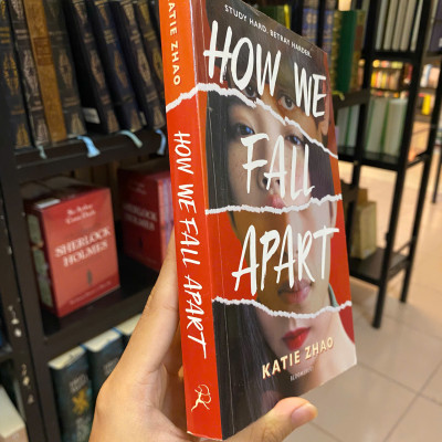 Sách - How We Fall Apart by Katie Zhao | Young Adult Mystery / Thriller / Ngoại văn Nhập khẩu