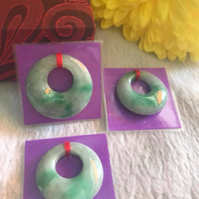 Mặt Dây Chuyền ĐỒNG ĐIẾU KIỂU TRÒN GIỮA TO ĐÁ Cẩm Thạch Tự Nhiên  Size 29mm x Dầy 7mm x Đk tròn bên trong 12mm  MÀU XANH NGỌC CẨM THẠCH LÊN XANH LÁ ĐẬM ĐẸP Nữ làm mặt Dây Chuyền KIỂU Đeo Đẹp ạ