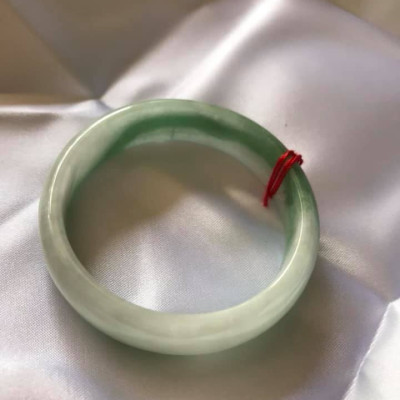 VÒNG BẢN HẸ A SIZE 49 ĐÁ CẨM THẠCH TỰ NHIÊN MÀU XANH LÁ ĐẬM Ở GIỮA LAM TRẮNG ĐỀU VÒNG