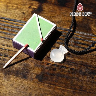 Mặt dây chuyền túi tiền đá mã não trắng 2.3x1.8x0.8cm mệnh thủy, kim - Ngọc Quý Gemstones