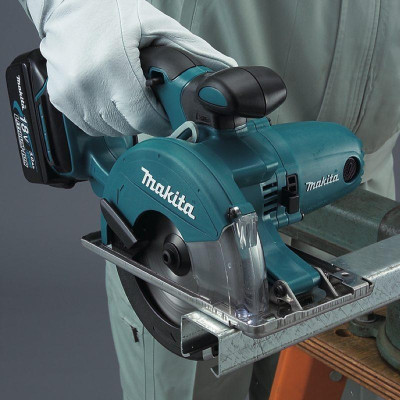 MÁY CƯA ĐĨA DÙNG PIN 18V 136MM MAKITA DCS550Z (KHÔNG KÈM PIN VÀ ĐẾ SẠC) - HÀNG CHÍNH HÃNG
