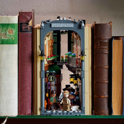 LEGO ICONS 10351 Đồ Chơi Lắp Ráp Phố Baker - Sherlock Holmes (1359 chi tiết)