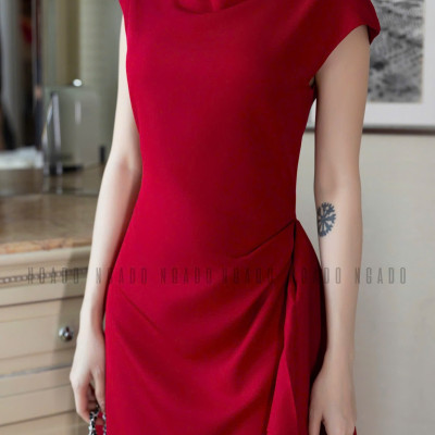 Đầm đỏ cổ cao vạt xéo NGADO