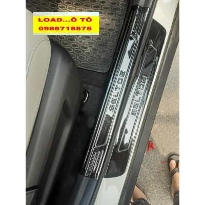 Ốp Bậc Cửa, Nẹp Bước Chân Trong, Ngoài Xe KIA Seltos 2022-2020 Vân Titan Cao Cấp