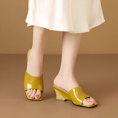 Dép nữ quai ngang, đế xuống ROSATA RO677 - 5p - Đen, Vàng - BKSTORE