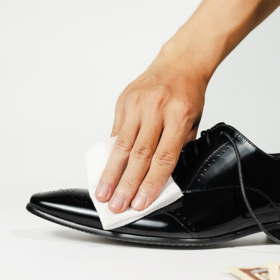 Túi 50 gói khăn ướt lau giày da túi da ví da siêu tốc Leather EcoWipes tinh chất sáp ong dưỡng bóng