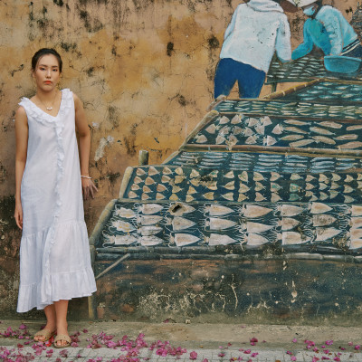 Đầm Maxi Linen Trắng Rút Rua Thủ Công Cao Cấp Du lịch Biển Resorts Lân Sa Thời trang Hity DRE209