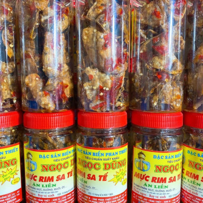 Mực rim sa tế đã chế biến ăn liền gói 1kg là món ăn ngon ơi là ngon của shop Đặc Sản Biển Phan Thiết NGỌC DŨNG. Hạn sử dụng 6 tháng kể từ ngày đặt hàng