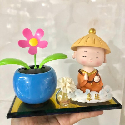 Tượng nước hoa chú tiểu gật đầu dễ thương trang trí xe hơi, ô tô