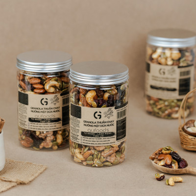 Granola thuần chay nướng mật dừa nước GUfoods (hũ 400g) (0% yến mạch; Mix siêu hạt mắc ca, óc chó, nam việt quất, hạnh nhân, hạt điều, nho khô) - Dinh dưỡng, Tiện lợi, Thơm ngon, Giàu lợi ích sức khỏe