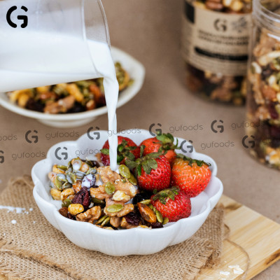 Granola thuần chay nướng mật dừa nước GUfoods (hũ 400g) (0% yến mạch; Mix siêu hạt mắc ca, óc chó, nam việt quất, hạnh nhân, hạt điều, nho khô) - Dinh dưỡng, Tiện lợi, Thơm ngon, Giàu lợi ích sức khỏe
