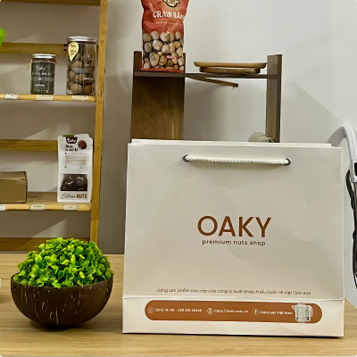 Quà Tặng Oaky - Combo Hạt Dinh Dưỡng Cao Cấp - Hạnh Nhân, Quả Chà Là, Nho Khô - Tặng Túi Giấy Sang Trọng