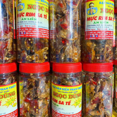 Mực rim sa tế đã chế biến ăn liền gói 1kg là món ăn ngon ơi là ngon của shop Đặc Sản Biển Phan Thiết NGỌC DŨNG. Hạn sử dụng 6 tháng kể từ ngày đặt hàng
